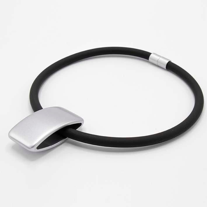 Ketting van rubber en staal zwart met mat statement hanger zilverkleurig 47 cm met magneet slot