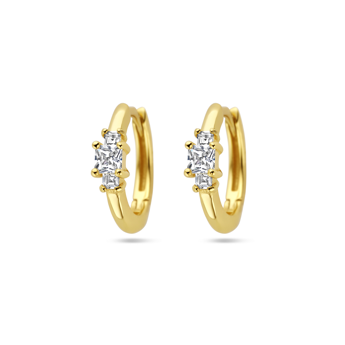 Zilver vergulde klapoorringen uitgevoerd met zirkonia. De klapoorringen hebben een afmeting van 12x3.5mm. 