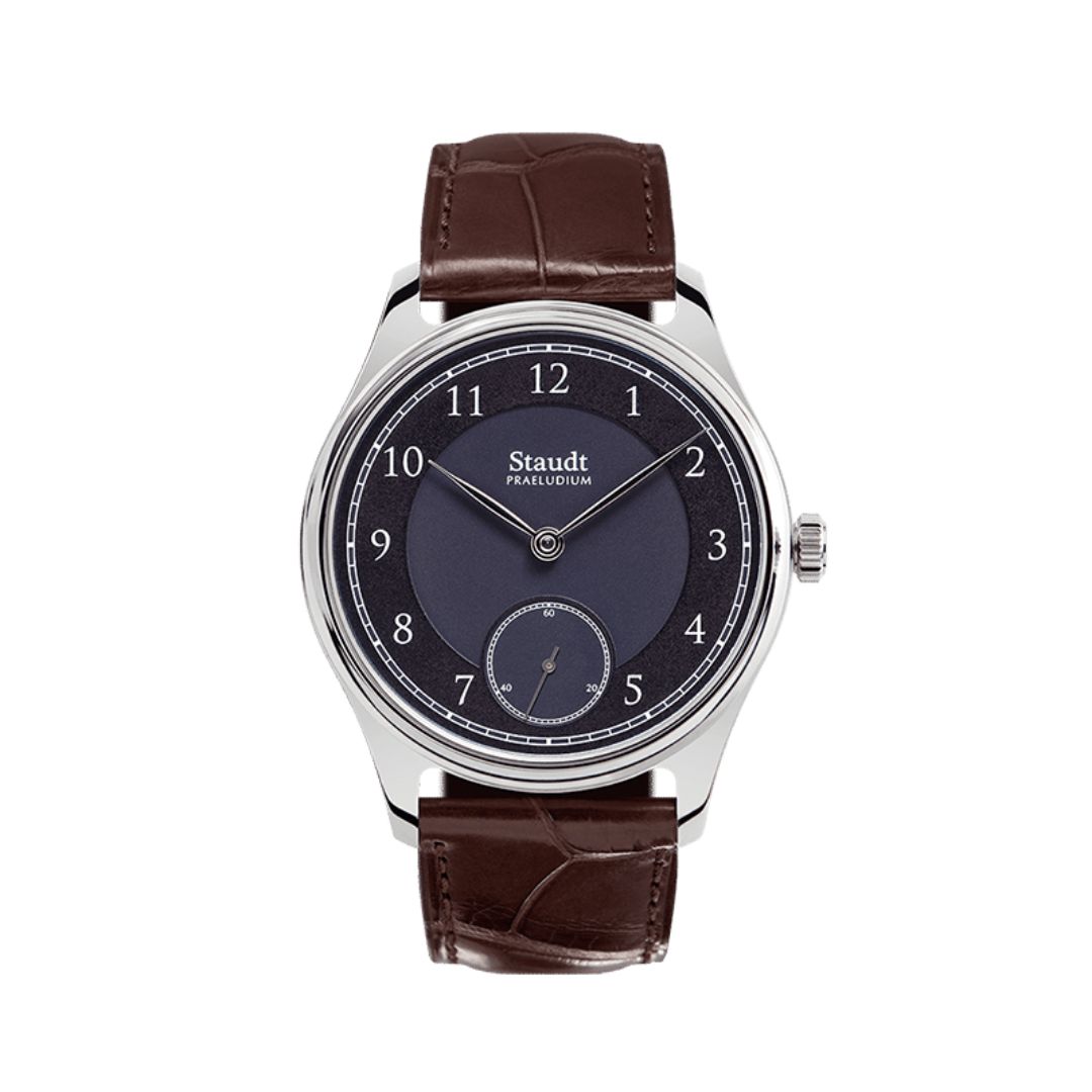 De Staudt Prelude Hand Wound Blue is een elegant horloge met een Zwitsers handopgewonden uurwerk met een gangreserve van 50 uur. Het horloge heeft een saffierglas met een dubbele antireflecterende coating en een blauwe wijzerplaat. De dunne kast van het horloge is gemaakt van hoogwaardig roestvrij staal en heeft een doorsnee van 42,5mm. De bruine band van dit horloge is gemaakt van plantaardig gelooid alligator leer. Het horloge is tot 3 atm waterdicht.