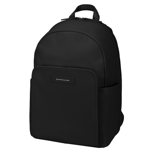 Deze tas is voorzien van een ruim hoofdvak met ritssluiting, een verstelbare schouderriem en handvatten voor verschillende draagopties. Het heeft ook meerdere vakken voor het opbergen van kleinere items. Draag deze tas als handtas aan de handvatten, als schoudertas met de verstelbare riem of crossbody voor meer comfort. Deze veelzijdige tas is perfect voor alledaags gebruik en past bij elke outfit. Maak een fashion statement met deze tas!
stijlvol minimalistisch design

stijlvol minimalistisch design
waterafstotend, vegan tech-materiaal & gerecycled PET
Laptopvak binnen: 29 x 25 x 3 cm (bijv. 12" MacBook)
drie extra binnenvakken en twee buitenvakken
een voorvak met twee extra binnenvakken
verstelbare schouderbanden
volume: 12 liter
afmetingen: 42 (h) x 29 (b) x 12 (d) cm 