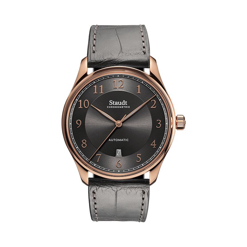 Prelude Automatic. Het heeft drie wijzers, een superdunne kast, een mechanisch uurwerk en je draagt hem om je pols. Dat klinkt als de essentie van een polshorloge, toch? In deze tijd heeft een mechanisch polshorloge weinig praktisch nut; des te meer wordt het gezien als een sieraad dat jouw identiteit reflecteert. Maak het je eigen door de Prelude Automatic te personaliseren, bijvoorbeeld met een unieke tekst op de wijzerplaat.
