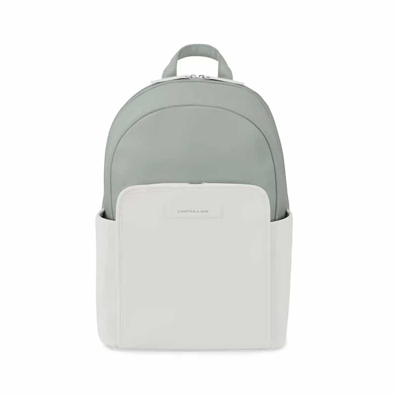 De Kapten & Son Aalborg tas in Muted Sage heeft een minimalistisch design met handige verstelbare riemen en meerdere vakken. Ideaal voor dagelijks gebruik of een avondje uit. Draag hem op je rug voor een casual look of crossbody voor een chique uitstraling. Kies voor deze tas voor een stijlvolle toevoeging aan je outfit. Besluit vandaag nog om je dagelijkse look te upgraden met deze trendy tas!
waterafstotend, vegan tech-materiaal & gerecycled PET
Laptopvak binnen: 29 x 25 x 3 cm (bijv. 12" MacBook)
drie extra binnenvakken en twee buitenvakken
een voorvak met twee extra binnenvakken
verstelbare schouderbanden
volume: 12 liter
afmetingen: 42 (h) x 29 (b) x 12 (d) cm 