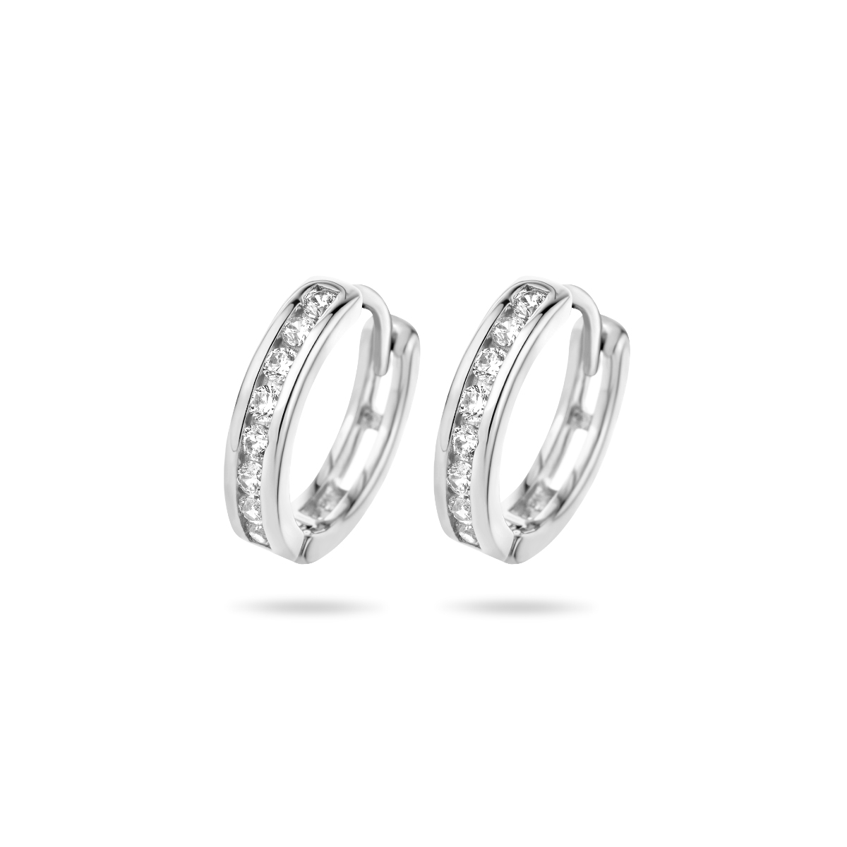 Deze oorringen zijn gemaakt van gerhodineerd zilver en ze zijn zilverkleurig. Het is een sieraad voor dames.