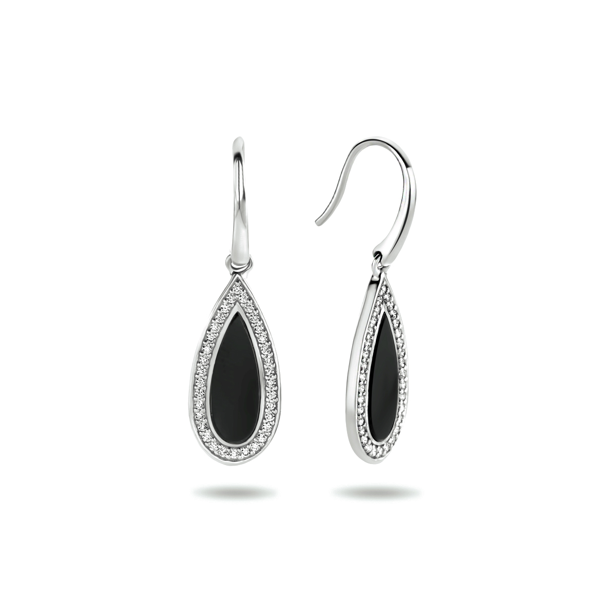 Gerhodineerd 925 zilveren oorhangers uitgevoerd met een schitterende onyx en zirkonia rij. De oorhangers hebben een totale hoogte van 3.3cm en een breedte van 10mm.