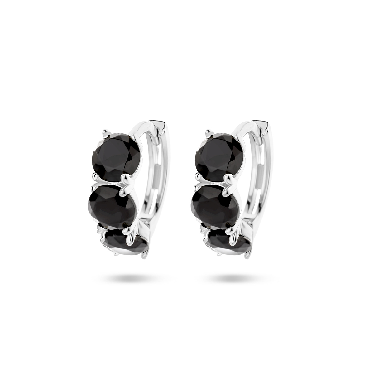 Gerhodineerd 925 zilveren klapoorringen uitgevoerd met zwart zirkonia. De klapoorringen hebben een afmeting van 11x4mm.