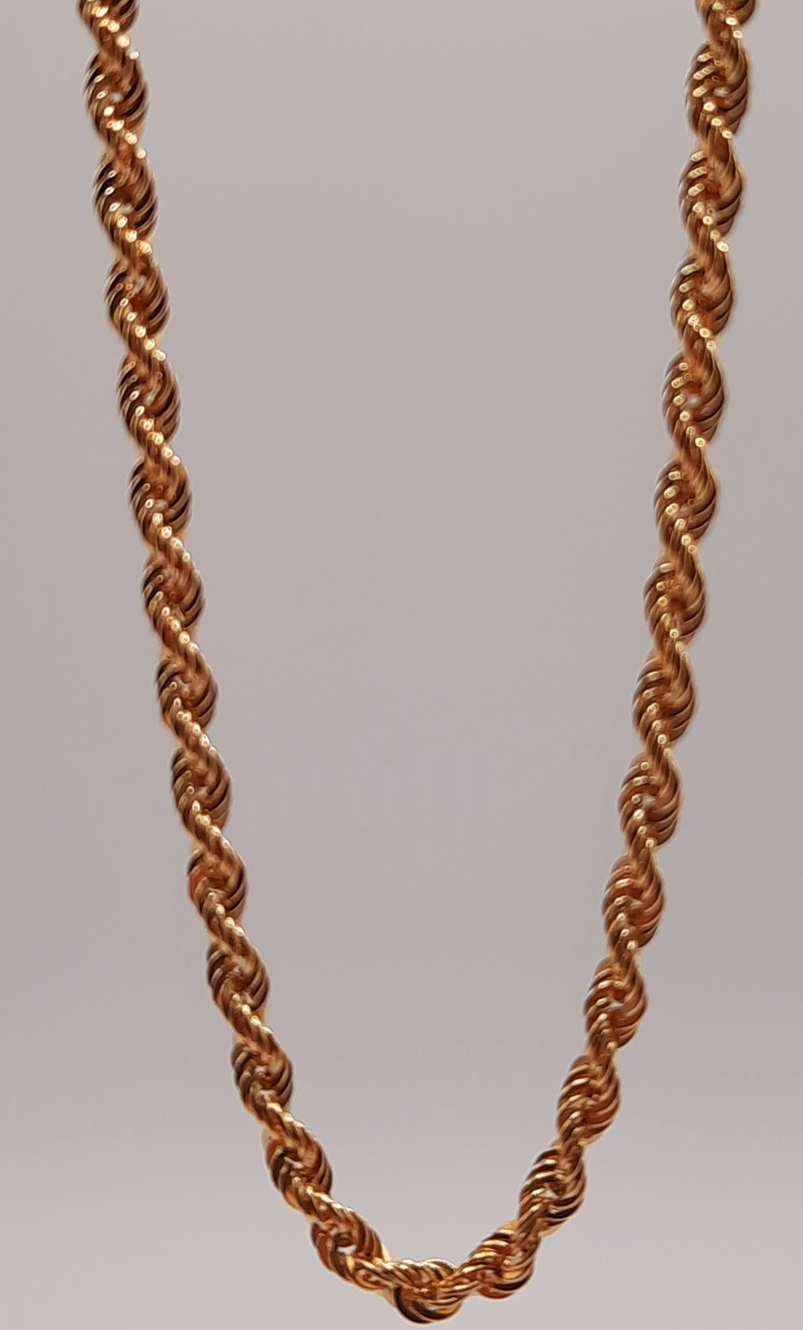 De gouden rope ketting modelnummer 000131 is een elegant sieraad van een niet-gespecificeerd merk. Gemaakt van 18-karaats goud, heeft deze ketting een breedte van 2,7 mm en een lengte van 50 cm. Perfect voor dagelijks gebruik of speciale gelegenheden, kan het op zichzelf of in laagjes met andere kettingen gedragen worden voor een chique look.