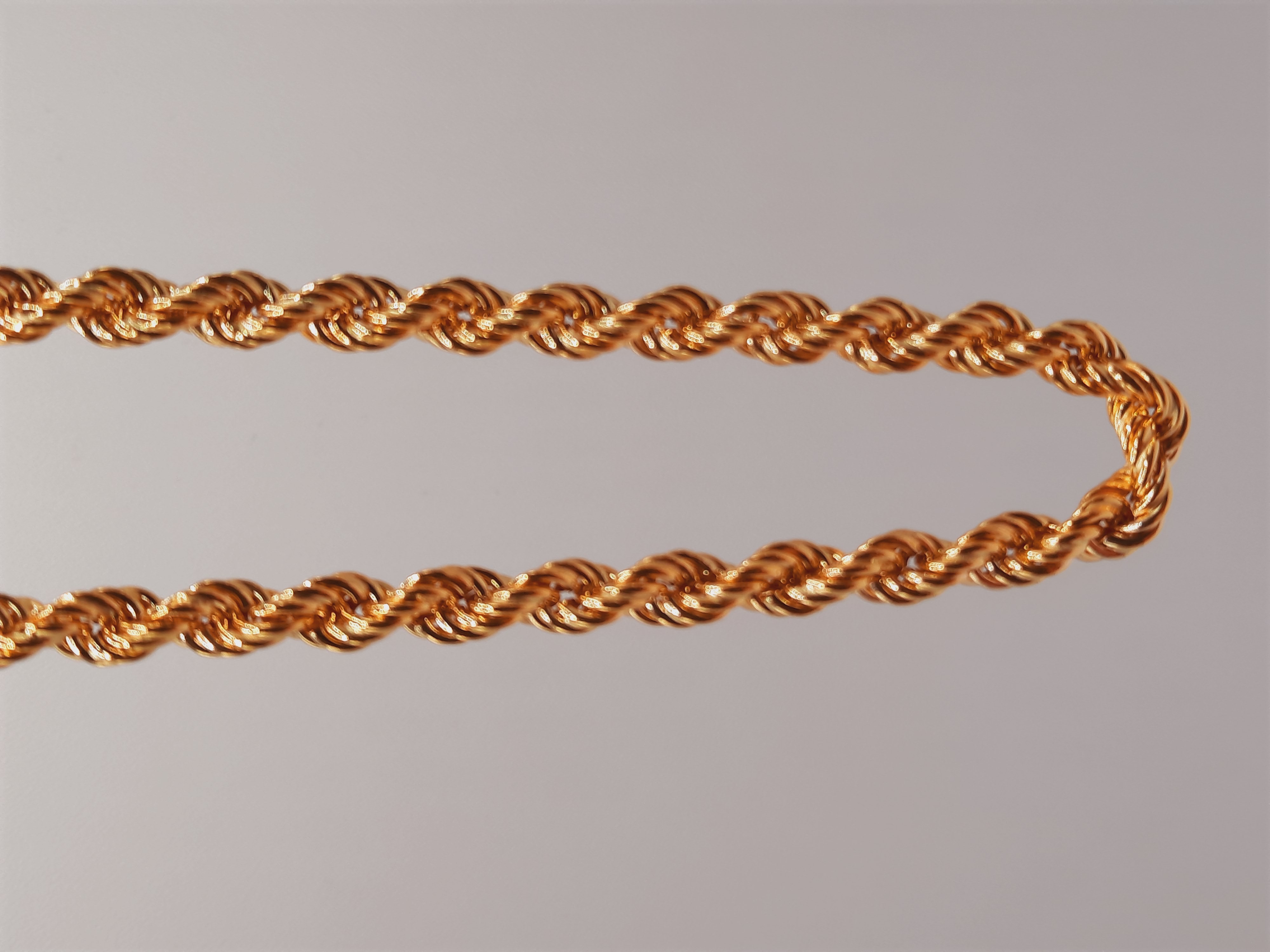 De Gouden Rope Ketting 14kt, modelnummer 000132, is een prachtige goudkleurige halsketting gemaakt van 14-karaats goud. Het heeft een gewicht van 21,34 gram en een breedte van 5,4 mm. Met een lengte van 70 cm is deze ketting ideaal om alleen te dragen of in laagjes te combineren voor een stijlvolle look.