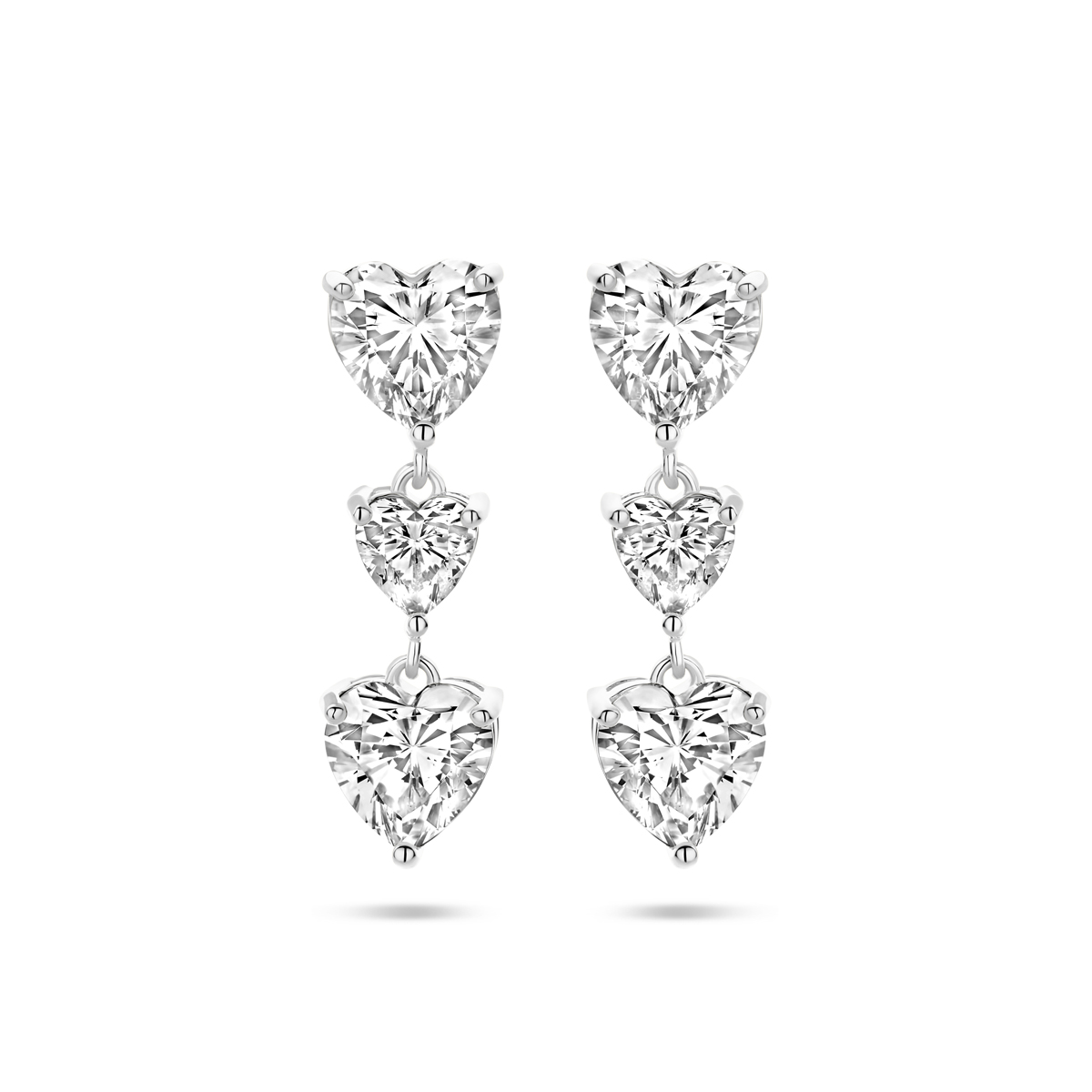 Gerhodineerd 925 zilveren oorhangers uitgevoerd met zirkonia hartjes. De oorhangers hebben een lengte van 25mm. De stenen hebben een diameter van 5mm en 7mm.