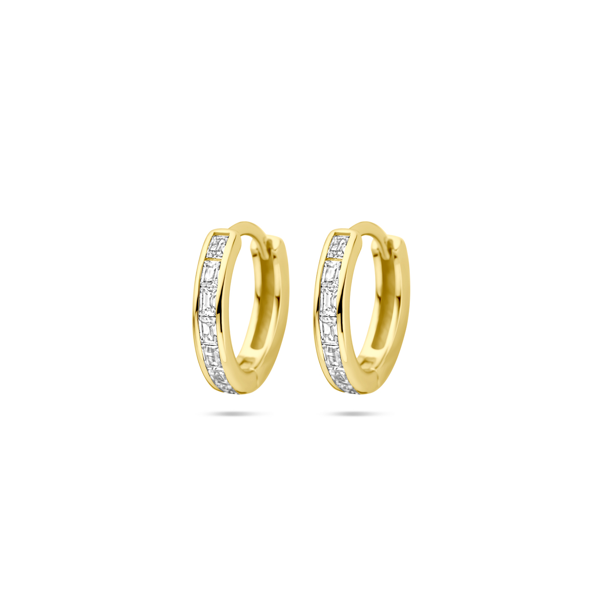Geelgoud op 925 zilveren klapoorringen uitgevoerd met zirkonia. De oorringen hebben een diameter van 12mm. Geen garantie op plating.