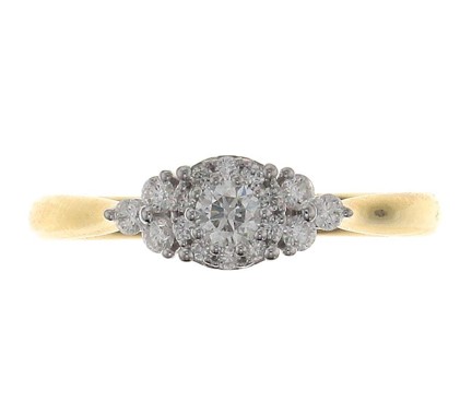 Deze prachtige Gouden haloring van Pas Diamonds is een echte eyecatcher. De ring is bezet met schitterende diamanten en heeft een tijdloos design. Draag deze ring alleen voor een subtiele touch of combineer hem met andere gouden sieraden voor een luxe uitstraling. De beste manier om deze ring te dragen is als een statement piece tijdens speciale gelegenheden. Maak je look compleet met deze schitterende ring!