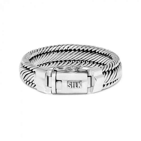 Deze prachtige armband is gemaakt van zilver en heeft een zijdezachte uitstraling. De armband is 21 cm lang en heeft een moderne en elegante uitstraling. Het is perfect om alleen te dragen of te combineren met andere sieraden voor een meer gelaagde look. De armband is ideaal voor dagelijks gebruik of speciale gelegenheden. Koop nu en voeg een vleugje glamour toe aan je outfit!