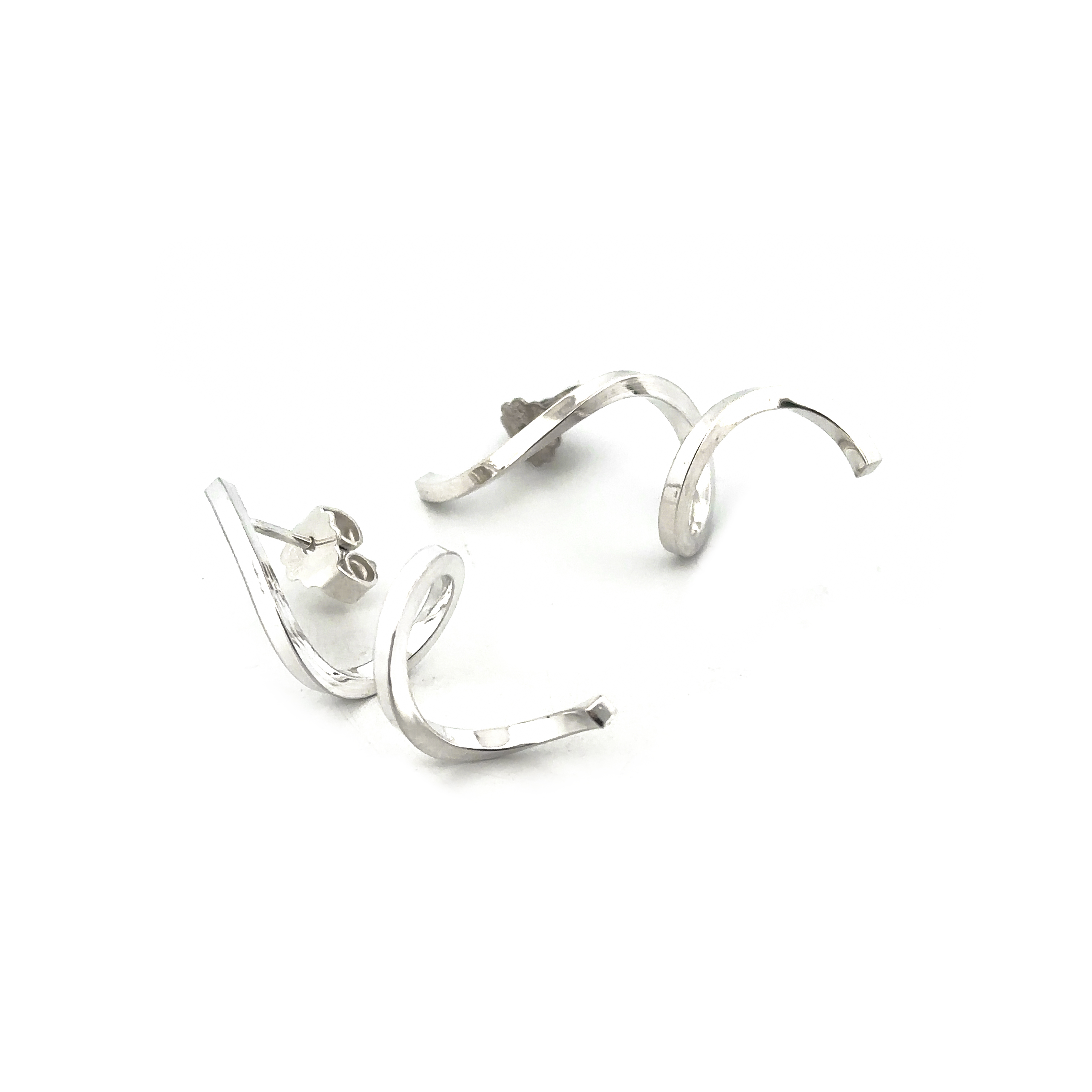 Sierlijke verfijnde draden laten deze ontwerpen voor zichzelf spreken. Met een letterlijke twist zijn deze sieraden goed draagbaar en makkelijk te combineren. Een energieke wikkel van sierlijkheid die jou laat stralen. Elk sieraad wordt met de hand gemaakt in ons eigen atelier en ontstaat spontaan op gevoel. Jouw Twist is dus altijd uniek.

Maak een afspraak en kom deze sierlijke oorstekers passen! Of bestel ze gelijk, dan sturen we deze mooi verpakt naar je toe.