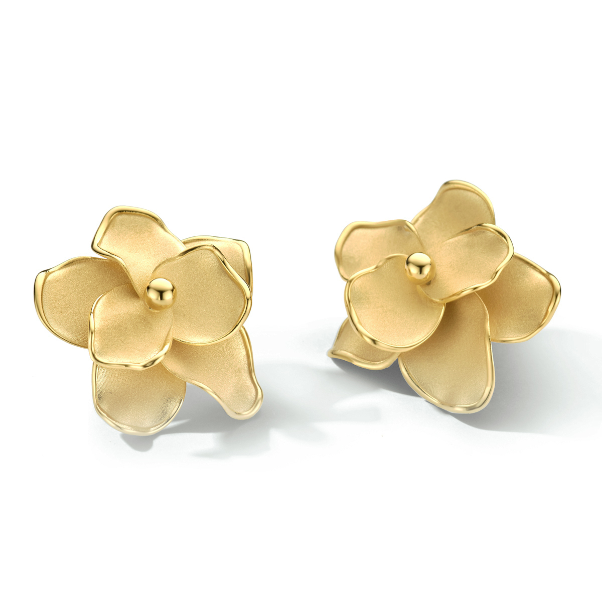 14k Geelgouden oorknoppen in de vorm van een bloem.