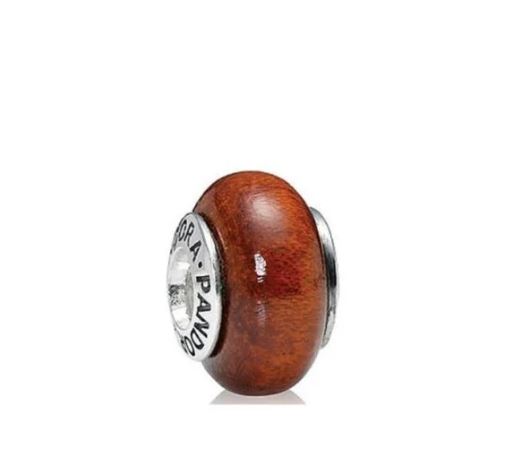 Deze prachtige Pandora muiracatiara houten bedel 790703 heeft een uniek en natuurlijk design dat perfect past bij elke outfit. Deze charmante bedel kan gedragen worden aan een armband of ketting, waardoor je jouw look eenvoudig kunt aanpassen aan elke gelegenheid. Voeg deze bedel toe aan je collectie en straal elegantie uit met Pandora. Maak je sieraden collectie compleet met deze houten bedel van Pandora!