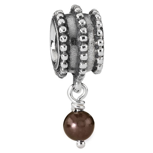 Deze Pandora Beveled Black Pearl Dangle Bedel 790132bp heeft een elegante zwarte parel en is voorzien van verfijnde details. De beste manier om het te dragen is aan een Pandora-armband of -ketting voor een subtiele en stijlvolle touch. Voeg deze bedel toe aan je collectie voor een chique look die bij elke gelegenheid past.