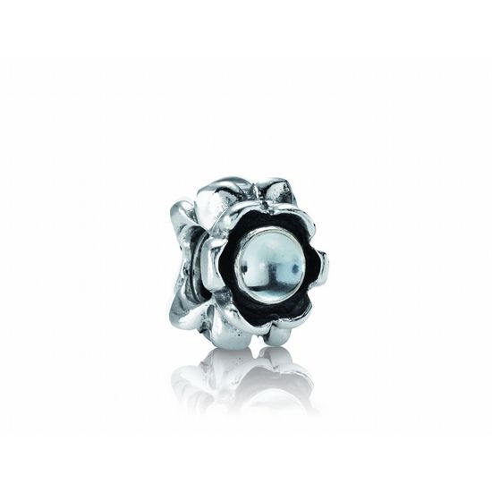 Deze Pandora Blue Topaz Flower Bedel (790279BTP) is gemaakt van sterling zilver en heeft een prachtige blauwe topaas steen in het midden van de bloem. De bedel kan perfect worden gecombineerd met andere bedels aan een Pandora armband of ketting. Draag deze bedel als een statement stuk aan een zilveren armband voor een elegante en kleurrijke look.

Deze Pandora Blue Topaz Flower Bedel (790279BTP) is gemaakt van sterling zilver en heeft een prachtige blauwe topaas steen in het midden van de bloem. De bedel kan perfect worden gecombineerd met andere bedels aan een Pandora armband of ketting. Draag deze bedel als een statement stuk aan een zilveren armband voor een elegante en kleurrijke look.