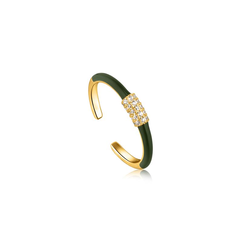 Deze 14K gold plated Forest Green Enamel Carabiner Gold Adjustable Ring van Ana Haie is een echte eyecatcher om je vinger. De ring bestaat uit groen emaille met een band van prachtige zirkonia’s. Geïnspireerd op de catwalk ‘joyfull glam’ komt de Bright Future collectie voort uit het verlangen naar positiviteit na een onzekere periode. De collectie biedt een prachtig kleurenpallet variërend van zeegroen, tot framboosrood. Deze ring is verstelbaar, waardoor het vinden van de juiste maat gemakkelijker is dan ooit. Door onderaan de band de twee uiteindes naar elkaar toe te knijpen of wijder te buigen maak je de ring eenvoudig passend voor elke vinger.