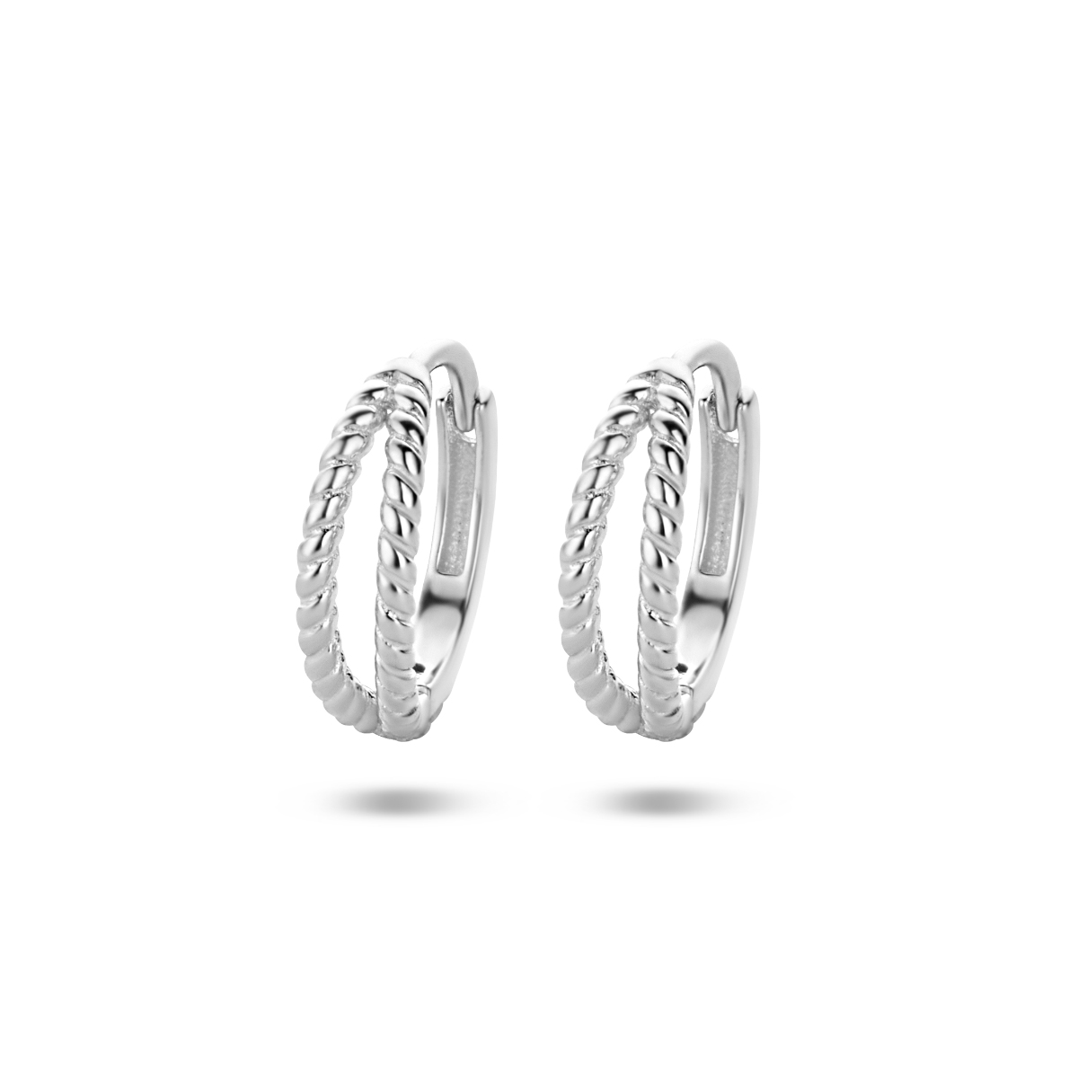 Deze Zilveren fantasie klap oorringen hebben een uniek ontwerp met gedetailleerde patronen en zijn gemaakt van hoogwaardig zilver. De oorringen zijn perfect voor dagelijks gebruik of voor een speciale gelegenheid. Draag ze alleen voor een subtiele look of combineer ze met andere oorsieraden voor een statement outfit. Deze oorringen zijn een must-have voor elke sieradencollectie.