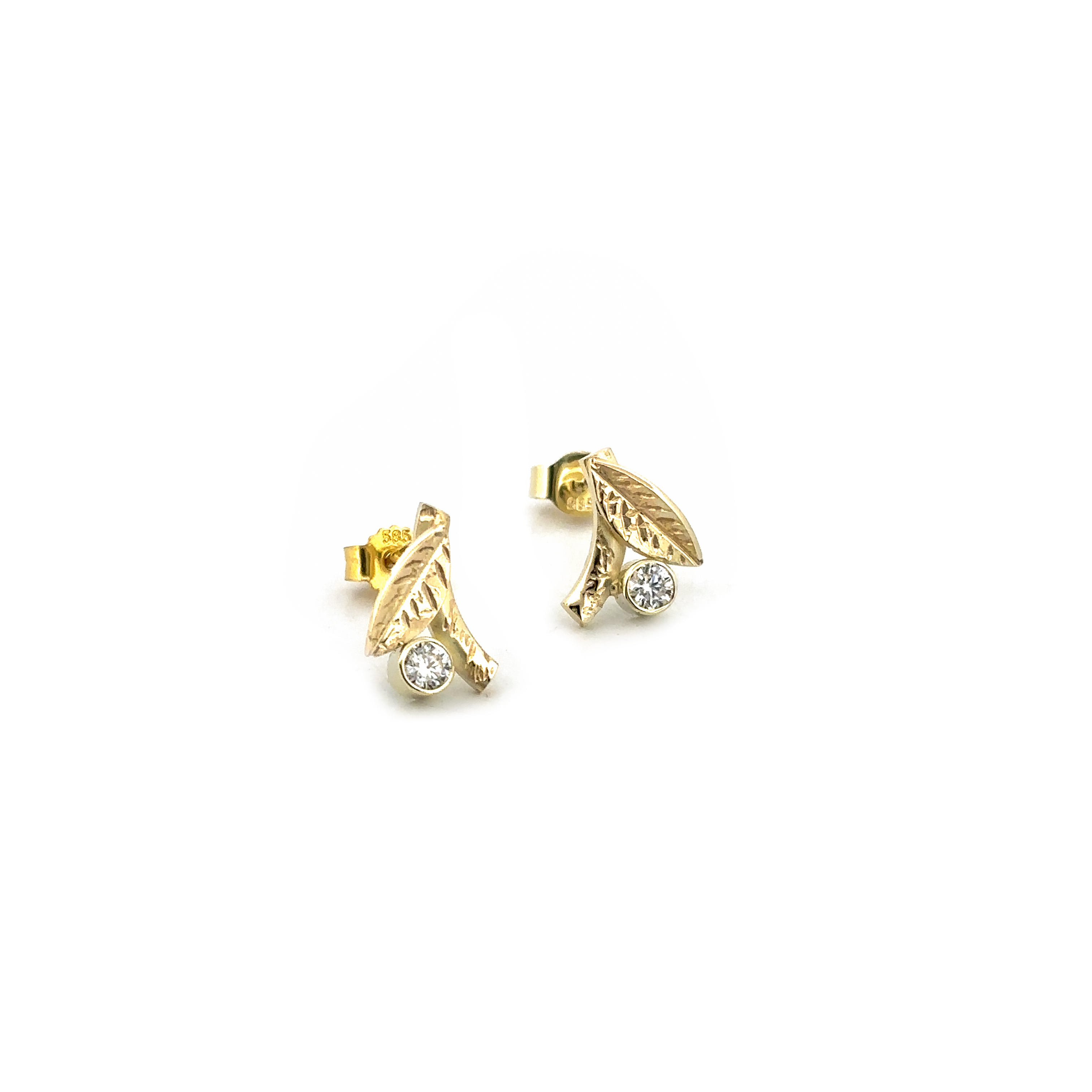 In onze serie natuurlijke sieraden zijn nieuw deze leuke oorbellen met blaadjes. De mooie organische vormen zijn geinspireerd door de natuur en door de edelsteen worden ze nog sierlijker.

Maak een afspraak en kom deze oorbellen passen! Of bestel ze gelijk, dan sturen we deze mooi verpakt naar je toe.