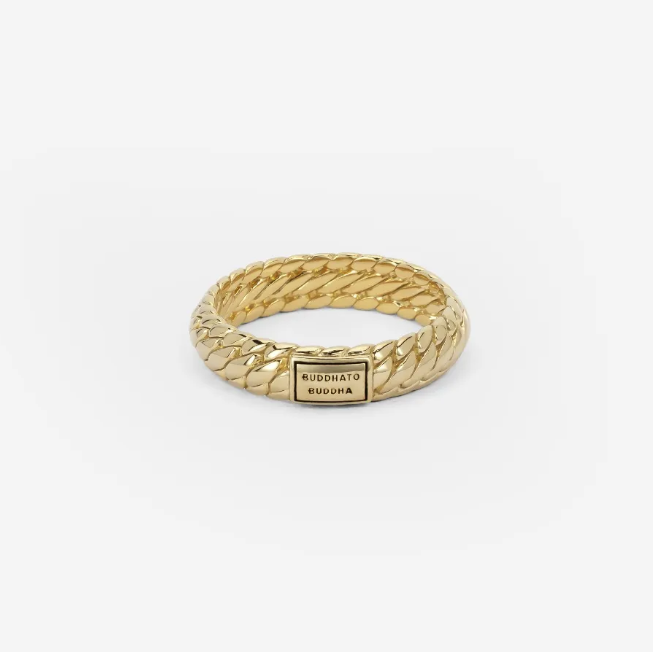 Maak kennis met de iconische Ben XS ring, een symbool van tijdloos design en echt vakmanschap. Gemaakt met precisie en aandacht voor detail, heeft deze ring een strak maar gedurfd uniek ontwerp dat verfijning uitstraalt. Door de effen binnenkant heb je de mogelijkheid om het te personaliseren door middel van een gravure, waardoor het een ideale keuze is als trouwring of natuurlijk voor jezelf. Markeer je speciale momenten met de Ben XS Ring, een gekoesterd accessoire dat verfijnd vakmanschap combineert met sentimentele waarde. Ontworpen in Amsterdam en handgemaakt in Zuid-Oost Azië van gerecycled zilver met een premium goudlaag van 3.0 micron. De laag goud is gemiddeld 5 maal dikker dan reguliere gold plated items en gemaakt van 18-karaat goud. Ga jij het leven vieren door jezelf of iemand anders te trakteren op dit krachtige sieraad?