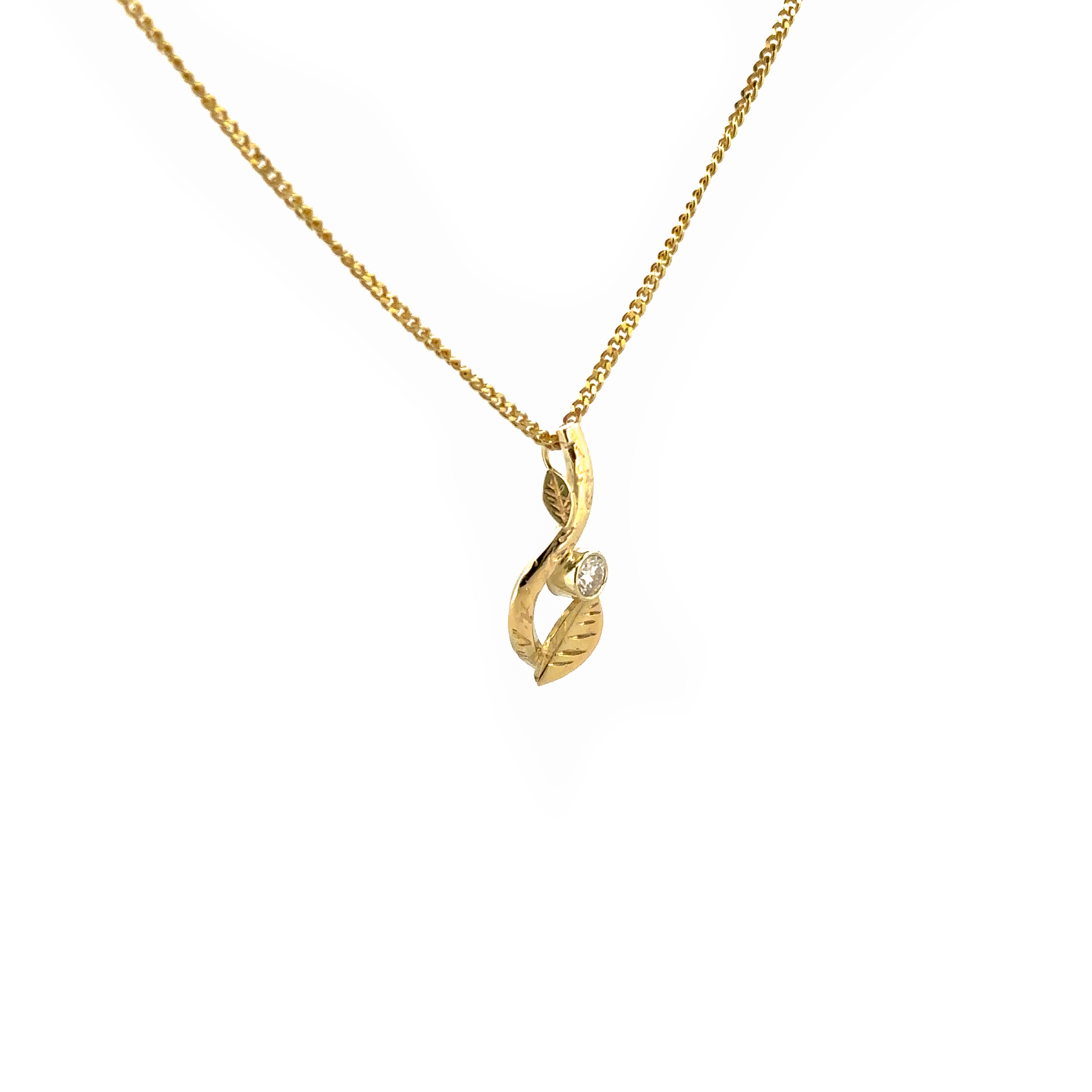 In onze serie natuurlijke sieraden is nieuw deze leuke hanger met blaadjes. De mooie organische vormen zijn geïnspireerd door de natuur en door de edelsteen wordt het nog sierlijker.

Deze hanger wordt los verkocht of wil je er een bijpassende ketting van goud of zilver bij bestellen?

Maak een afspraak en kom deze hanger passen! Of bestel haar gelijk, dan sturen we deze mooi verpakt naar je toe.