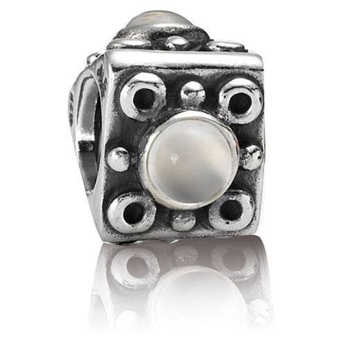 Deze prachtige Pandora bedel is gemaakt van zilver en heeft een gedetailleerd ontwerp met een sprankelende zirkonia steen. Het is een leuke toevoeging aan elke Pandora armband of collier. Draag deze bedel solo aan een mooie zilveren ketting of combineer hem met andere bedels voor een persoonlijke touch. Een perfect cadeau voor jezelf of een geliefde!

Het beste manier om deze bedel te dragen is op een Pandora armband of ketting. Voeg hem toe als statement piece of combineer hem met andere bedels voor een unieke look. Of draag hem aan een zilveren ketting als een subtiele en elegante hanger. Ongeacht hoe je hem draagt, deze Pandora bedel zal zeker een vleugje glamour toevoegen aan elke outfit.