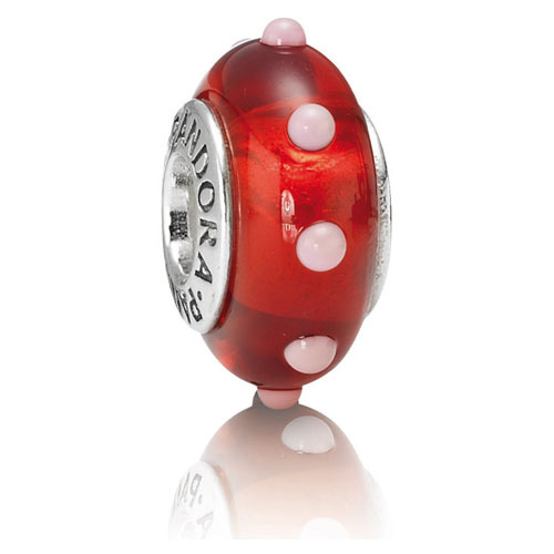 Deze Pandora bedel is gemaakt van sterling zilver en heeft een opvallend rood en roze gestippeld patroon. De bedel kan worden gedragen aan een armband of ketting van Pandora voor een persoonlijke touch aan je sieradencollectie. Combineer het met andere bedels in verschillende kleuren en vormen voor een unieke look. Voeg deze opvallende bedel toe aan je collectie en straal met jouw eigen stijl.