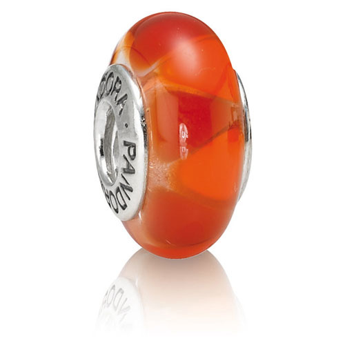 Deze JEWEL : Pandora Bedel Rode Driehoek Murano glas790639 heeft een prachtig design en is gemaakt van hoogwaardig Muranoglas. De rode driehoek voegt een vleugje kleur en elegantie toe aan elke armband of ketting. Draag deze bedel alleen voor een stijlvolle uitstraling, of voeg hem toe aan een combinatie van andere bedels voor een unieke look. Met zijn tijdloze uitstraling is deze bedel perfect voor elke gelegenheid.