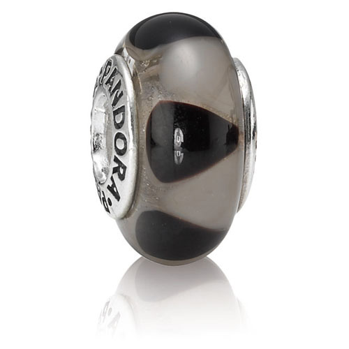Deze prachtige Pandora Glas Bedel 790640 is gemaakt van hoogwaardig glas en heeft een uniek design. De bedel is perfect te combineren met andere Pandora bedels voor een persoonlijke en stijlvolle look. Draag hem aan een Pandora armband of ketting voor een opvallende uitstraling. Een must-have voor elke sieradencollectie!