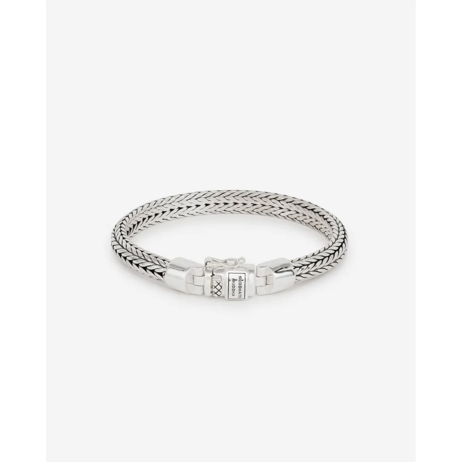 De Ellen familie is een van de subtielere armbanden in onze collectie. De Ellen XS armband is de smalste armband uit de Ellen collectie en bestaat uit een verfijnde en subtiele schakel. De Ellen XS is smaller dan de Ellen Medium en de Ellen armband.