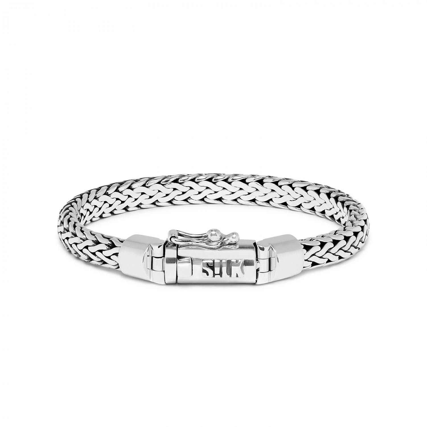 Deze prachtige zilveren armband van Silk is 19 cm lang en heeft een elegante uitstraling. De armband voegt een vleugje luxe toe aan elke outfit en is perfect voor dagelijks gebruik of speciale gelegenheden. Draag hem alleen of combineer hem met andere armbanden voor een trendy layered look. De ideale toevoeging aan je sieradencollectie!
