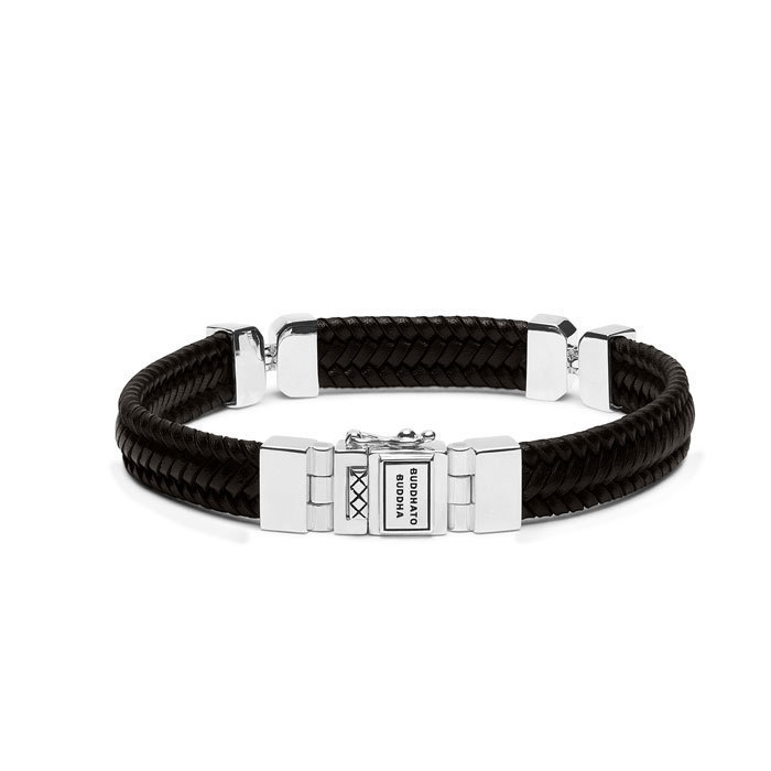 De meeste gewilde armbanden van dit moment zijn wel de Buddha to Buddha armbanden. Deze stoere tijdloze lederen armbanden met luxe zilver slot worden gemaakt in Indonesië in eigen ateliers. Voor deze leren armband is gebruik gemaakt van het beste leer waardoor de armband erg duurzaam is. Iedere armband wordt met de hand gemaakt en is daarom uniek. De filosofie achter de sieraden gaat over de mens, het individu en het unieke karakter van ieder persoon. 