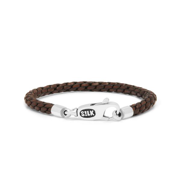 Deze prachtige armband is gemaakt van zijdezacht leer en heeft een lengte van 19 cm. Het is voorzien van een stijlvolle en tijdloze uitstraling, perfect voor elke gelegenheid. De armband kan zowel solo als in combinatie met andere sieraden gedragen worden. Met een eenvoudige drukknoopsluiting is deze armband gemakkelijk om te doen en past hij perfect om elke pols. Een must-have accessoire voor elke outfit!
