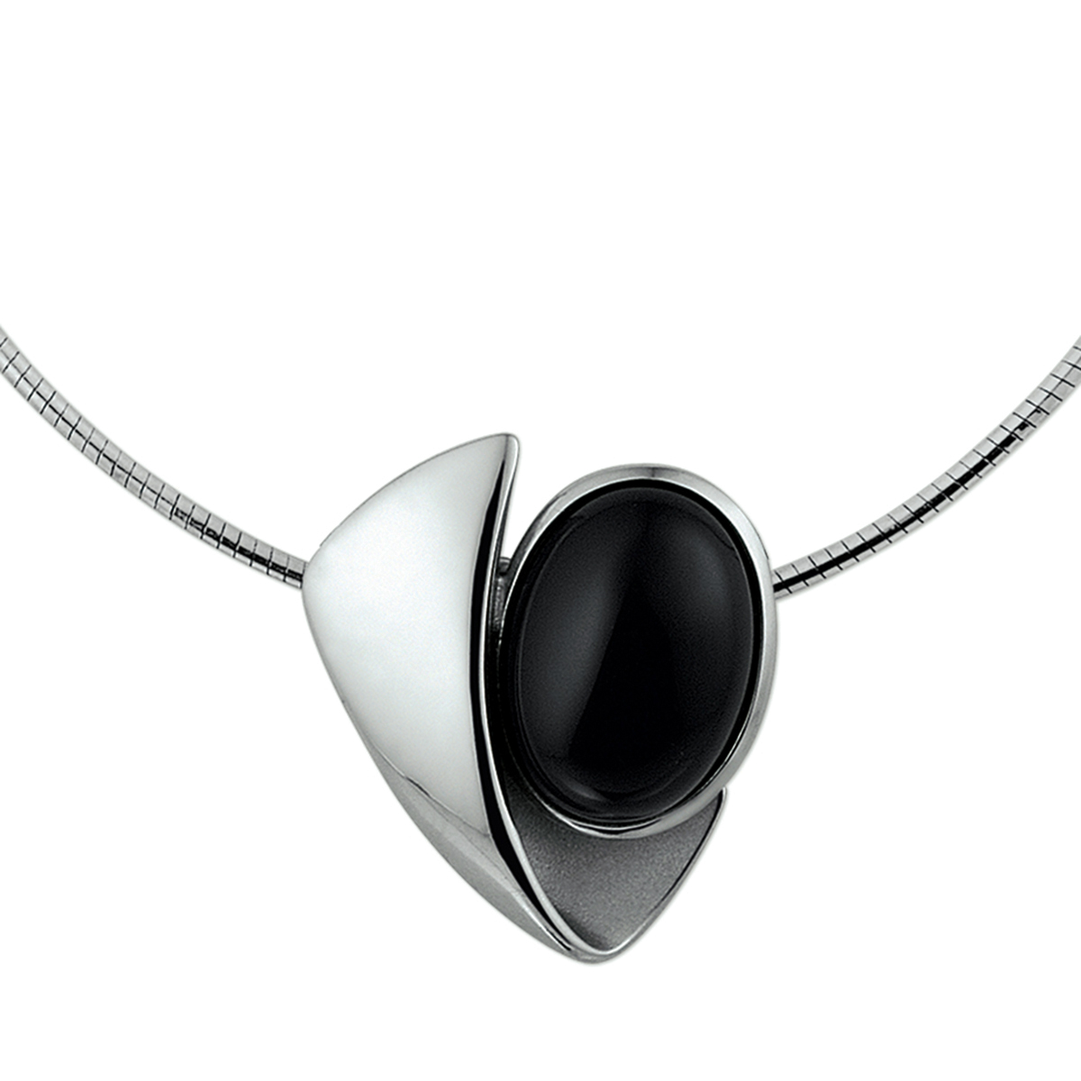 Beschrijving: Gerhodineerd zilveren collier met onyx. De schakelbreedte bedraagt 1.5mm. 
Verpakt per: 1
Doelgroep: dames
Breedte: 25 mm
Kortste lengte: 42 mm
Langste lengte: 45 mm
Hoogte: 27 mm