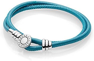 Deze prachtige Pandora Blauwe armband (597194CTQ-D2) is gemaakt van sterling zilver en heeft een blaue stoffen band. De armband is versierd met glinsterende zirkonia stenen en is in lengte verstelbaar van 16 tot 21 cm. Draag deze armband bij elke gelegenheid voor een vleugje glamour en stijl. Combineer het met andere Pandora sieraden voor een complete look! Het is de perfecte accessoire voor elke outfit.