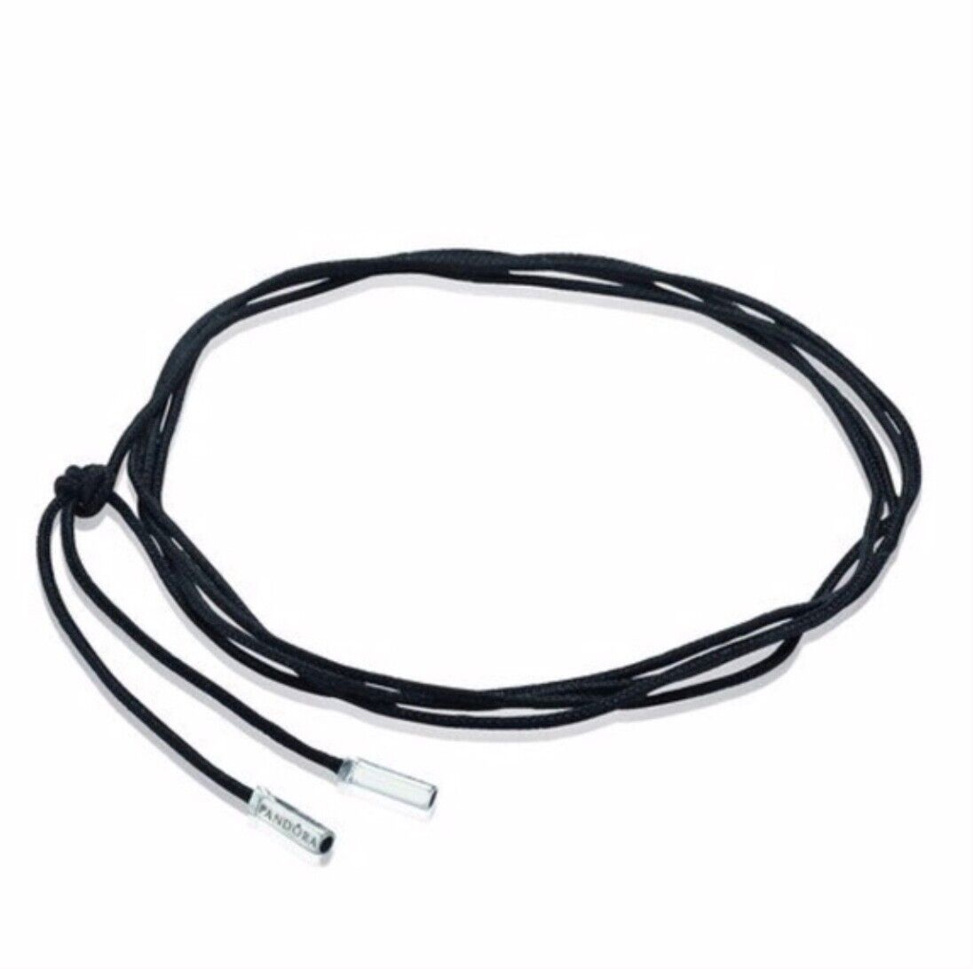 De Pandora armband van textiel heeft een opvallend design met zilveren details en is perfect voor een trendy touch aan je outfit. De armband is verstelbaar en kan om de pols worden gedragen voor een speelse look. Combineer met andere Pandora sieraden voor een complete armbandenset. Deze armband is een must-have voor elke fashionista!