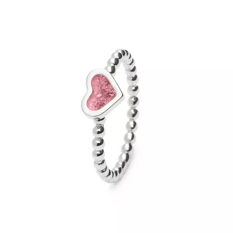 Bolletjes ring. Dit sieraad wordt zichtbaar aan de voorkant gevuld met as en wordt vermengd met onze speciale hars. Deze voorbeeld ring heeft de kleur soft Pink