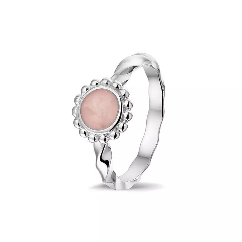 Ring met gedraaide scheen en parelrand. Dit sieraad wordt zichtbaar aan de voorkant gevuld met as en wordt vermengd met onze speciale hars. Onze voorbeeld ring is gevuld met de kleur Blush