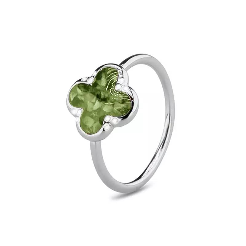 Klaver ring met zirkonia. Dit sieraad wordt zichtbaar aan de bovenkant gevuld met as of haar en wordt vermengd met onze speciale hars. Onze voorbeeld ring heeft de kleur Groen