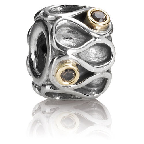 Deze prachtige Pandora Infinity charm is vakkundig vervaardigd van sterling zilver en is verfraaid met een betoverende smokey quartz steen. De charm heeft een tijdloos design en symboliseert oneindigheid en eeuwige liefde. Draag hem aan je favoriete Pandora armband of ketting voor een vleugje elegantie en stijl. Een perfect cadeau voor een geliefde of voor jezelf!