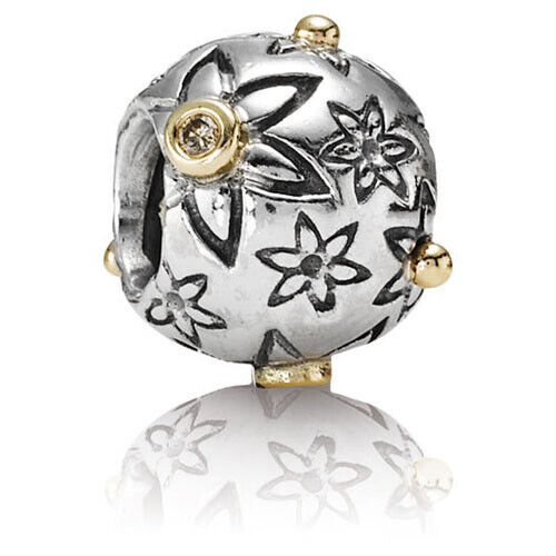 Deze prachtige Pandora bedel is versierd met bloemmotieven en fonkelende briljantjes, waardoor hij een elegante en stijlvolle toevoeging is aan je armband of ketting. Draag deze bedel als een subtiele blikvanger aan je favoriete sieraad, of combineer hem met andere bedels voor een unieke en persoonlijke look. Een must-have voor iedere Pandora liefhebber!