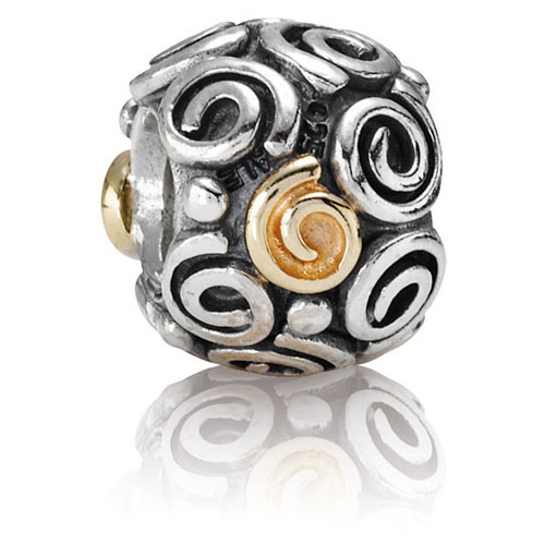 Deze Pandora bedel is gemaakt van zilver met een gouden bol. Het heeft een mooie en elegante uitstraling, perfect voor elke gelegenheid. Draag deze bedel aan een armband of ketting voor een subtiele, maar stijlvolle toevoeging aan je sieradencollectie. De bedel is geschikt voor zowel dagelijks gebruik als voor speciale gelegenheden. Maak je look compleet met deze prachtige Pandora bedel!