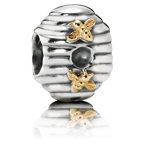 Dit prachtige Padora Bee Hive Bedel heeft gedetailleerde honingraatdetails en een schattige bij die in het midden zweeft. Deze bedel is perfect voor liefhebbers van de natuur en bijen. Draag hem aan een armband of ketting voor een speelse touch aan je sieradencollectie. Voeg deze unieke bedel toe en laat je liefde voor de natuur stralen!