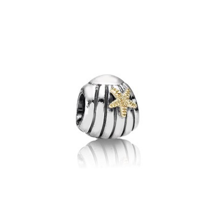 Deze mooie Pandora-schelp met een gouden zeesterretje is gemaakt van sterling zilver en heeft prachtige details. De schelp kan worden gedragen aan een armband, ketting of als bedel aan een bedelarmband. Creëer een zomerse look door deze charm toe te voegen aan jouw sieradencollectie. Een echte eyecatcher voor de zomermaanden! Koop nu en straal!

Hoe te dragen: Bevestig de schelp aan een armband of ketting om een zomerse touch toe te voegen aan jouw outfit. Voeg toe aan een bedelarmband voor een persoonlijke touch.