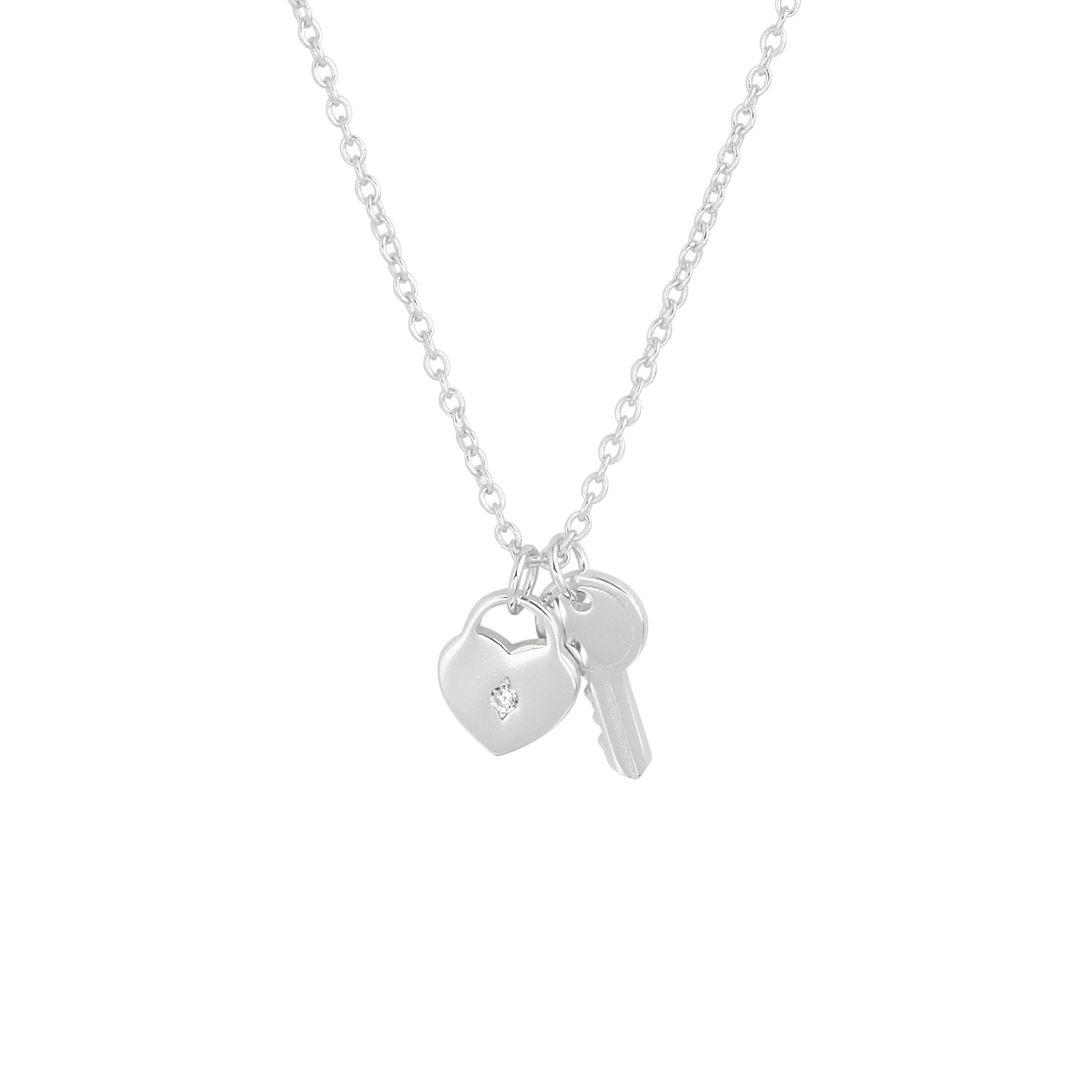 Gerhodineerd 925 zilveren collier uitgevoerd met een hart en een sleutel. Het collier heeft een draaglengte van 41cm met een extensie van 4cm en een stevige karabijn sluiting. Het hart heeft een afmeting van 8.5x7mm. De sleutel heeft een afmeting van 11x5.5mm.