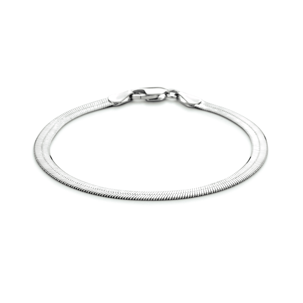 Gerhodineerd 925 zilveren armband met een schakelbreedte van 4.5mm. De armband heeft een draaglengte van 18cm en een stevige karabijn sluiting.