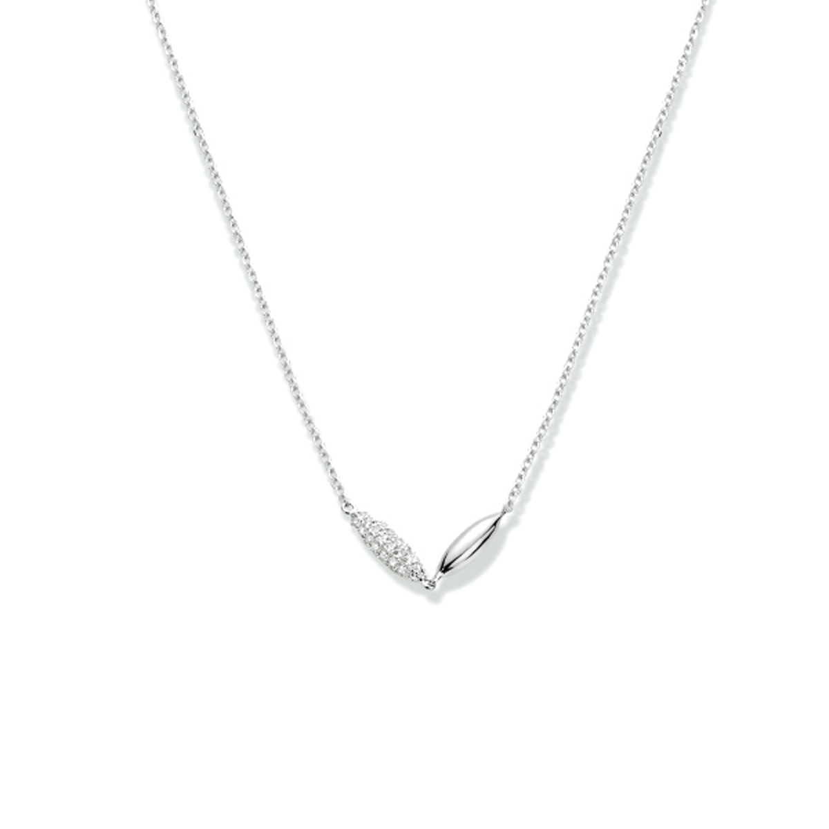 Gerhodineerd 925 zilveren collier uitgevoerd met een schitterend zirkonia vlak. Het collier heeft een draaglengte van 60cm en een stevige karabijn sluiting.