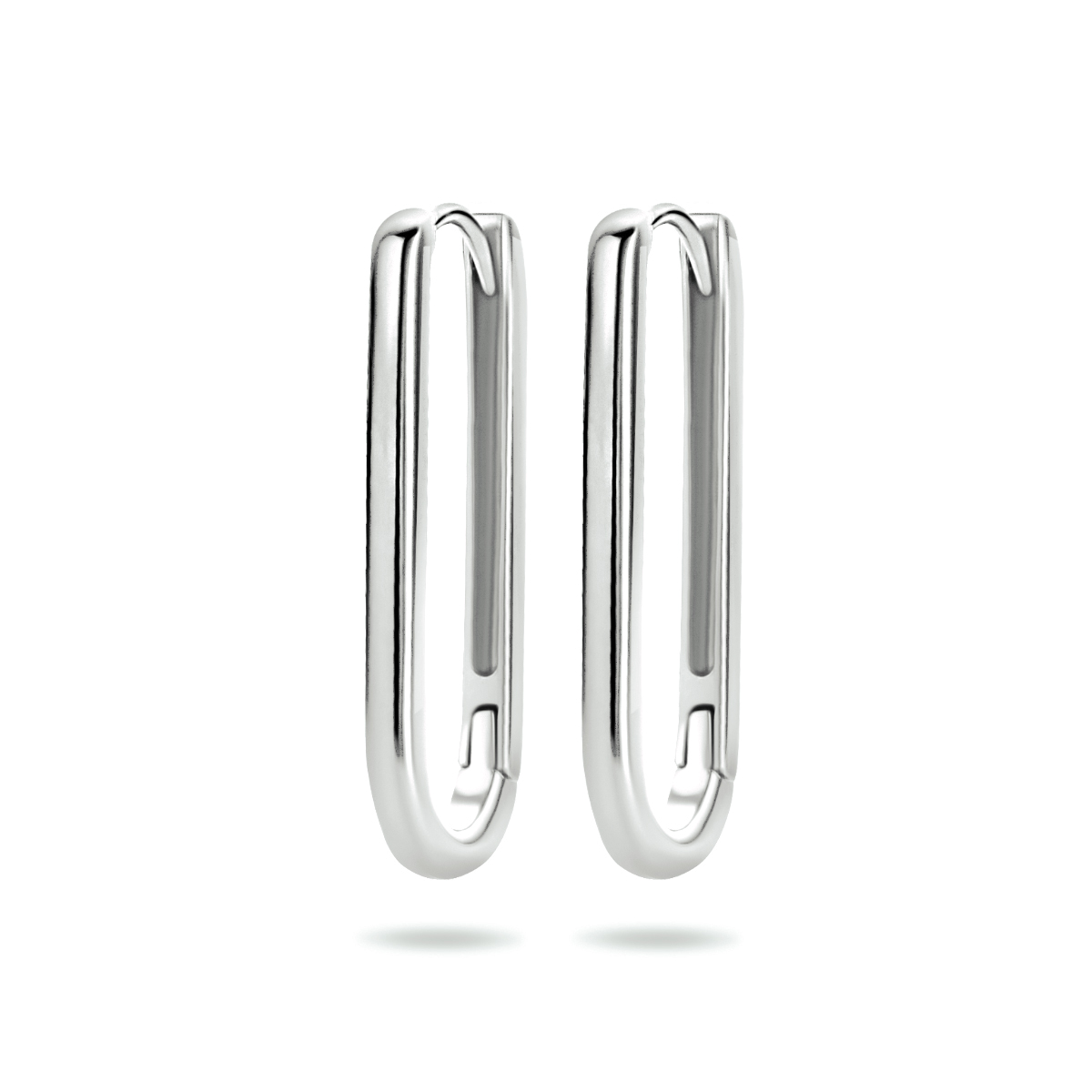 Gerhodineerd zilveren paperclip klapoorringen. De klapoorringen hebben een hoogte van 24mm en een breedte van 2mm.