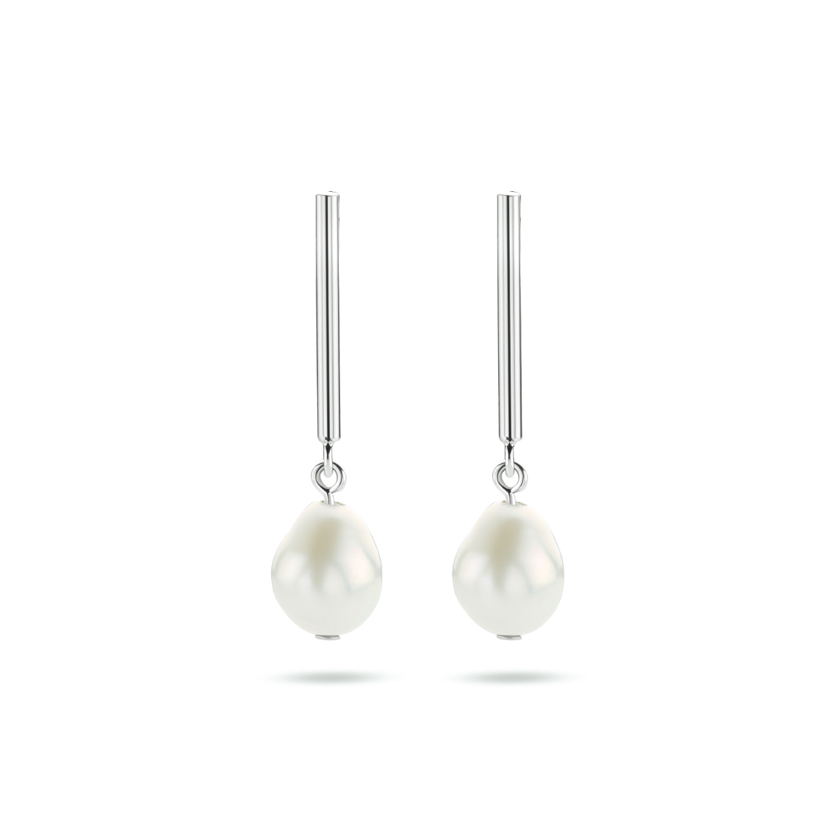 Gerhodineerd 925 zilveren oorhangers uitgevoerd met een zoetwaterparel. De oorhangers hebben een totale hoogte van 2.5cm en een breedte van 6.5mm.