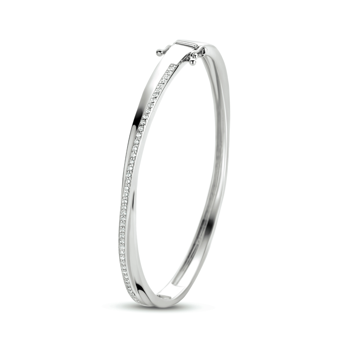 Gerhodineerd 925 zilveren bangle met een breedte van 5.5mm. De bangle is uitgevoerd met een schitterende zirkonia rij.
